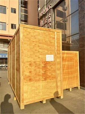 試験所は、導体の垂直難燃性試験を実施します。試験装置