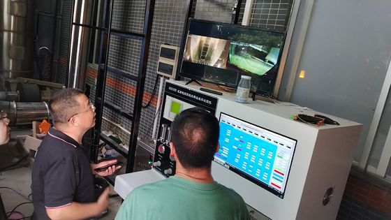 試験所は、導体の垂直難燃性試験を実施します。試験装置