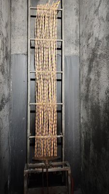 試験所は、導体の垂直難燃性試験を実施します。試験装置