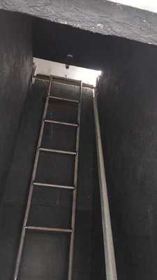 試験所は、導体の垂直難燃性試験を実施します。試験装置